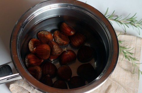 la preparazione della zuppa di castagne e ceci