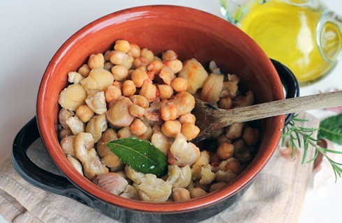 la preparazione della zuppa di castagne e ceci