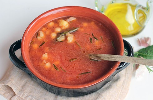 la preparazione della zuppa di castagne e ceci