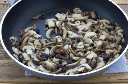 La preparazione della pasta funghi e salsiccia