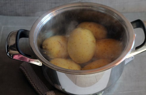 La preparazione della pitta di patate