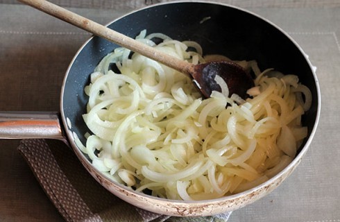 La preparazione della pitta di patate