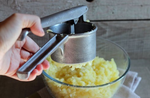 La preparazione della pitta di patate