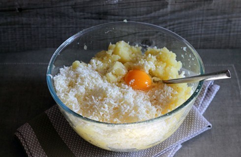 La preparazione della pitta di patate