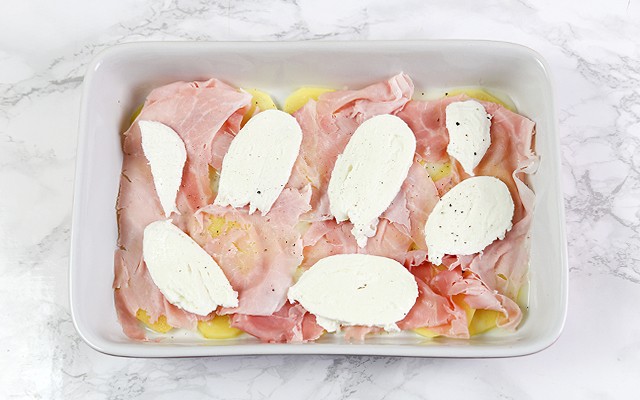 Parmigiana di patate - secondo strato con mozzarella e prosciutto