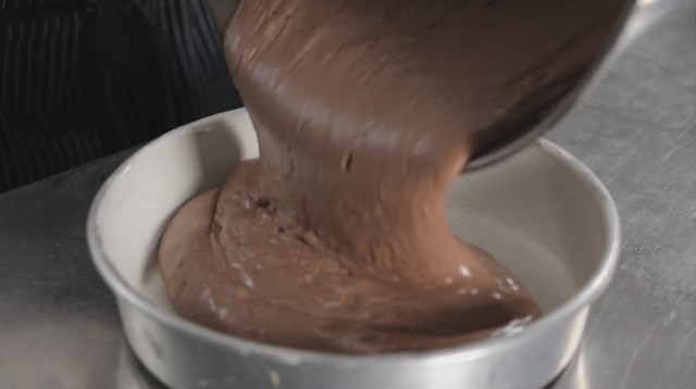 Pan di spagna al cioccolato - 4 versate il composto