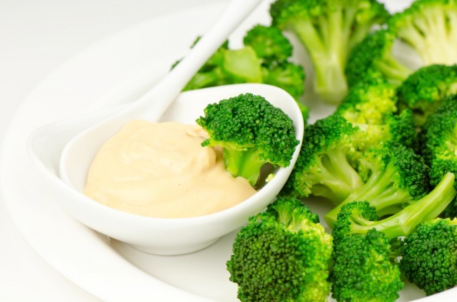 Broccoli e salsa al burro d'arachidi