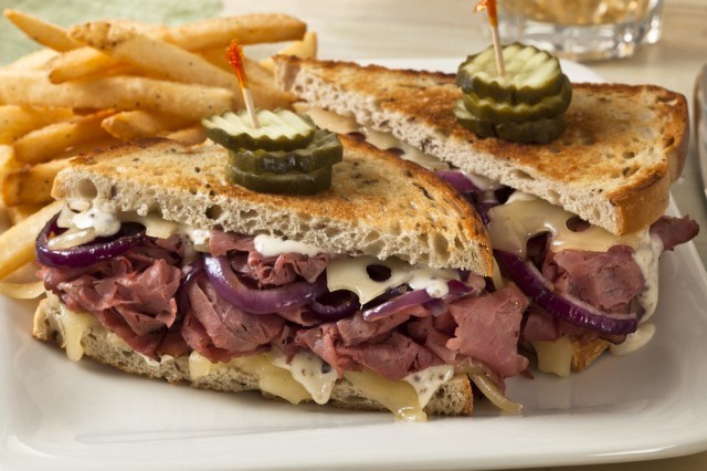 Ancora una ricetta americana che sta sbancando qui da noi: il sandwich con Pastrami.