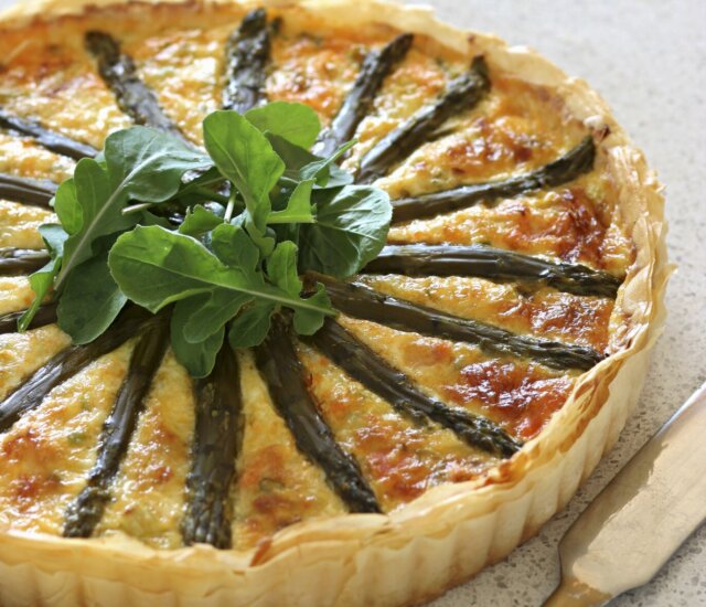 Salmon and asparagus quiche with rocket