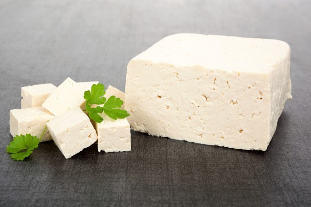 Il tofu, secondo alcuni studi, aiuterebbe ad abbassare il colesterolo del 3%. 