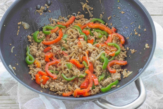 A Step 4 spaghetti di soia saltati