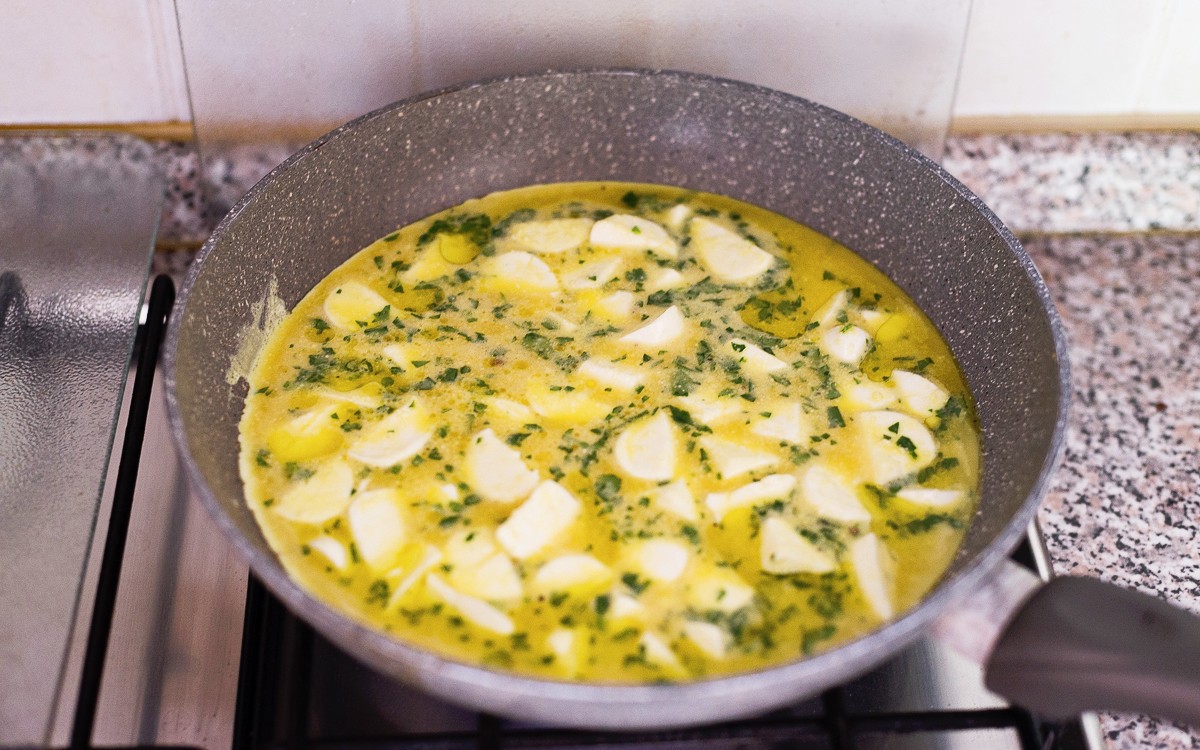 Frittata con mozzarella: ricetta sfiziosa per le uova ...