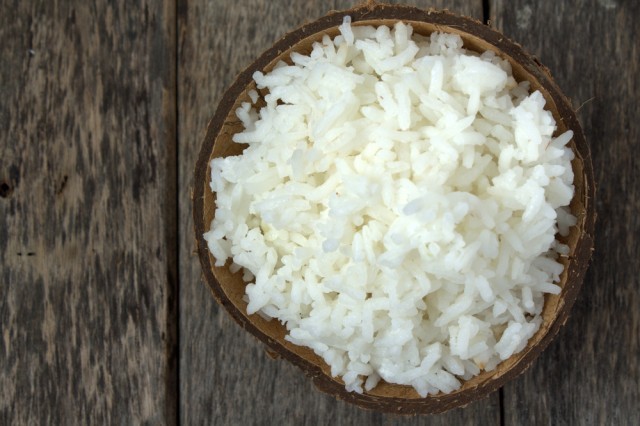 il valore simbolico del riso cambia nelle culture, ma è sempre un cibo abbondante che sfama e sazia: con il riso ci si augura di non soffrire la fame, una fame simbolica, nell'anno che viene.