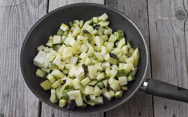 Ricetta Spigola al cartoccio con verdure di stagione ...