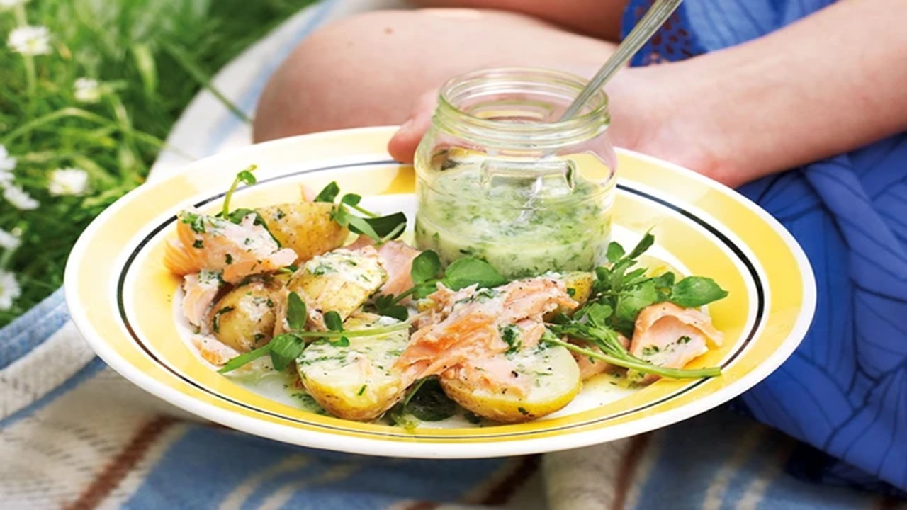 insalata di patate e salmone