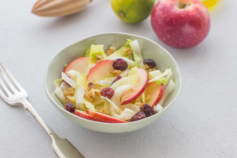 Insalata con indivia belga, mele e noci, per l'inverno ...