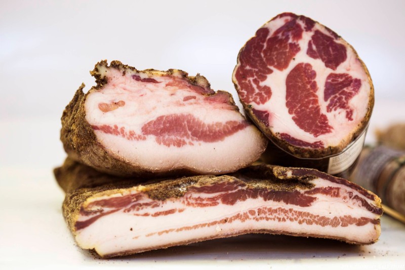 http://www.lecarnirimini.it/it/wp-content/uploads/sites/2/2014/12/Pancetta-di-Mora-Romagnola-Macelleria-Migani-Rimini.jpg