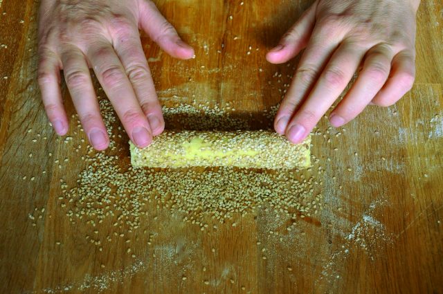 biscotti-al-sesamo-con-mousse-di-ceci-a950-3