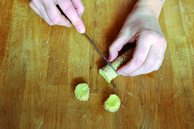 biscotti-al-sesamo-con-mousse-di-ceci-a950-6