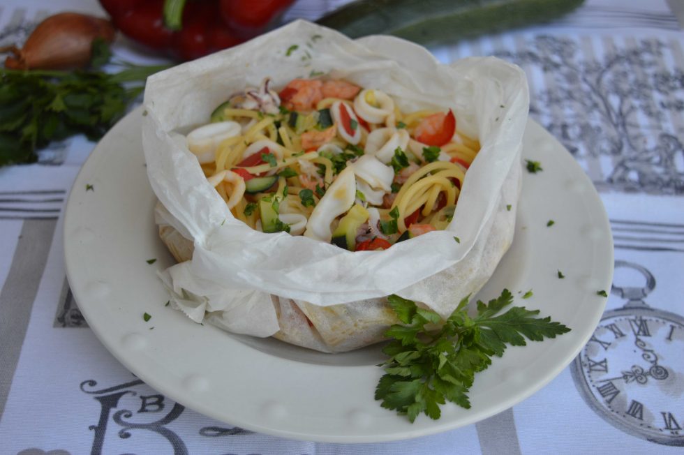 Ricetta Spaghetti al cartoccio con pesce e verdure con il ...