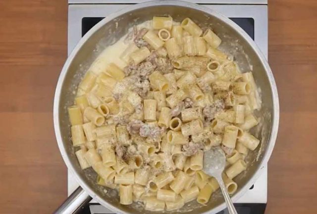 pasta-4-formaggi-e-salsiccia-5