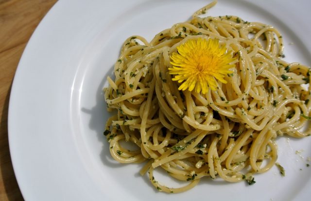 pesto-tarassaco-pinoli-e-mandorle