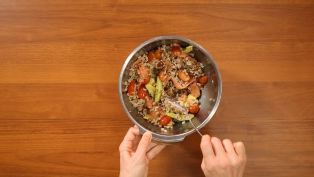 insalata-di-farro-salmone-e-avocado-step-4