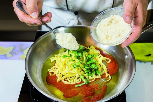 fagottino-di-crespella-con-tagliolini-alle-melanzane-e-crema-di-parmigiano-a1950-7