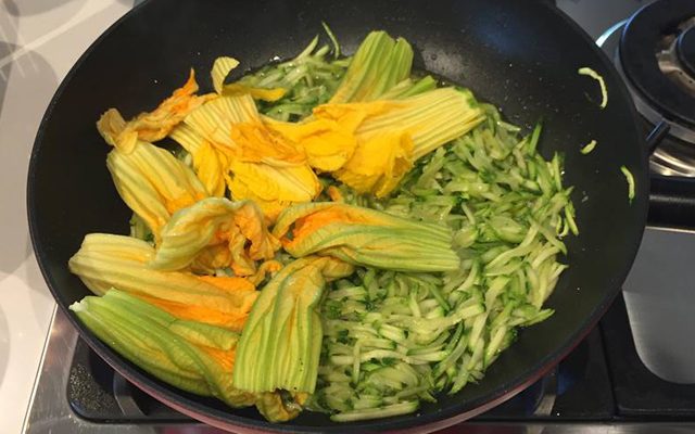 pizza-con-zucchine-fiori-di-zucca-e-ricotta-step-1