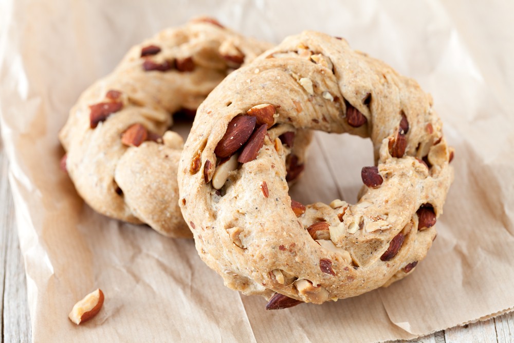 <b>Taralli napoletani:<b></b> la pasta del pane avanzata si impasta con strutto e pepe nero. Prima di infornare si aggiungono le mandorle sgusciate: da mangiare uno dietro l'altro.</b>