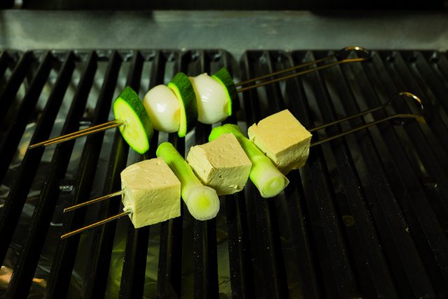 spiedini-di-tofu-al-barbecue-con-verdure-e-salsa-al-prezzemolo-a1964-3