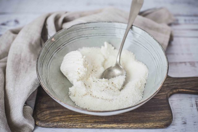 step-1-crostini-con-lardo-e-mousse-di-pecorino