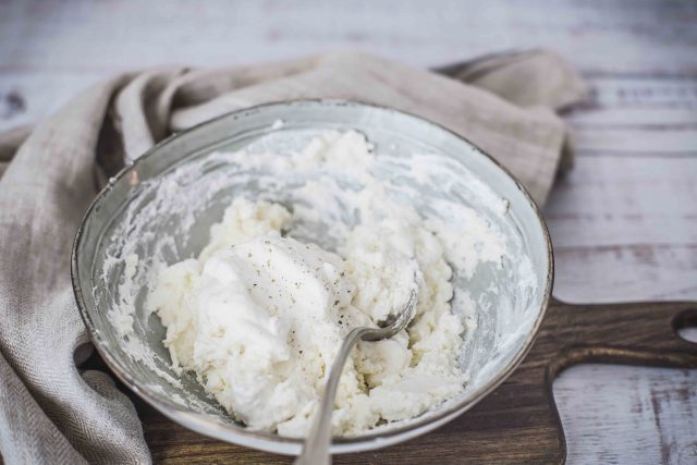 step-2-crostini-con-lardo-e-mousse-di-pecorino