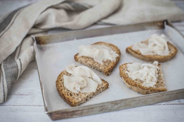 step-3-crostini-con-lardo-e-mousse-di-pecorino