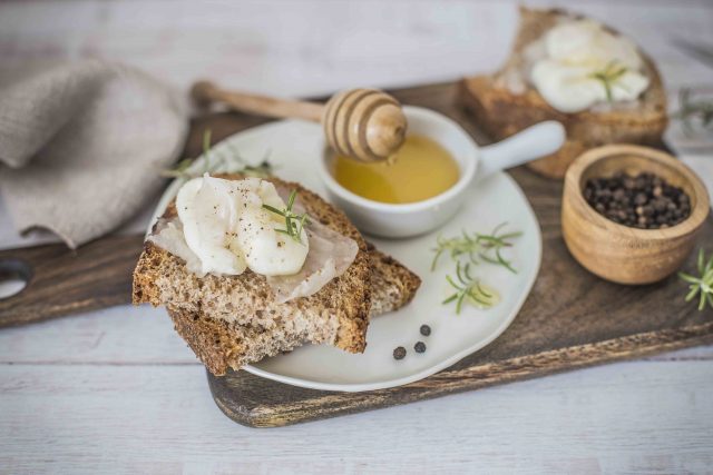 still-life-crostini-con-lardo-e-mousse-di-pecorino-2