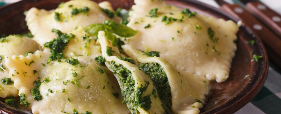 Ravioli con cavolo nero e ricotta nel ripieno: ricetta al ...