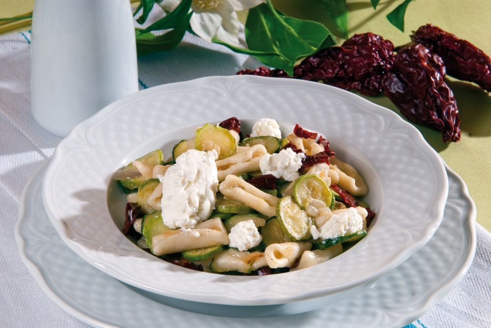 Ricetta Cavatelli con zucchine, ricotta forte e peperoni ...