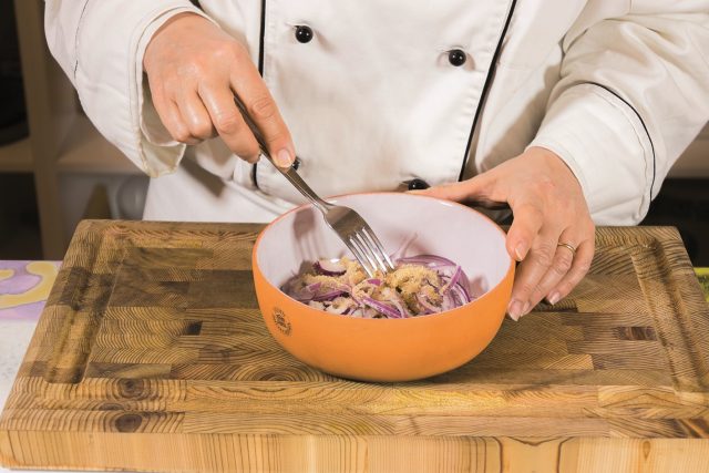 Ricetta Hamburger di tonno con cipolla caramellata al ...