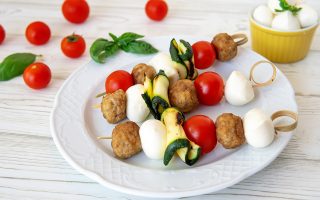 Ricetta Spiedini Di Mozzarella E Polpette Secondo Piatto Sfizioso Agrodolce