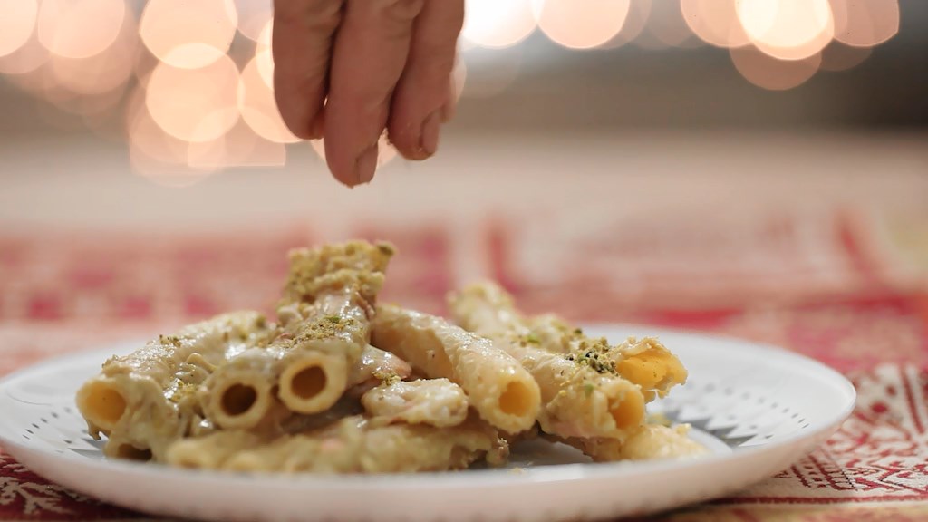 Pasta al forno con gamberi salmone e pistacchi 