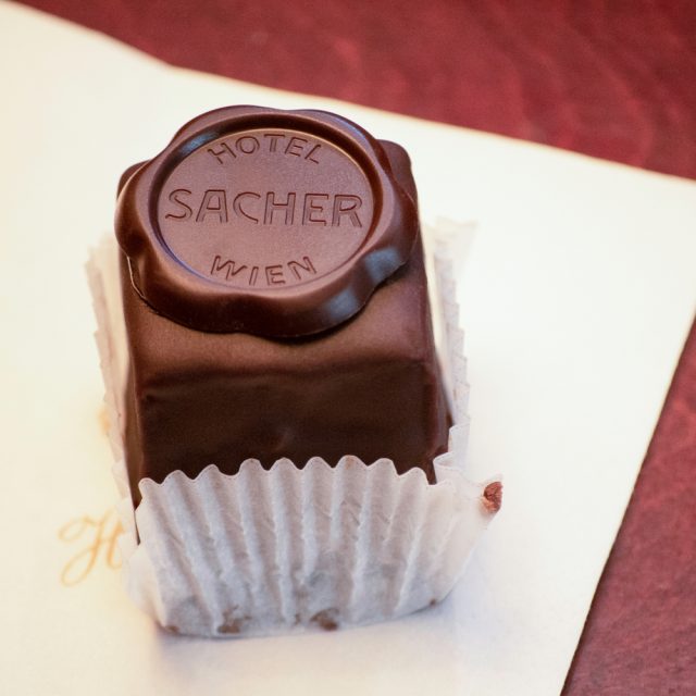 Un dolce dell'Hotel Sacher, di cui Caffè Sacher è filiale.