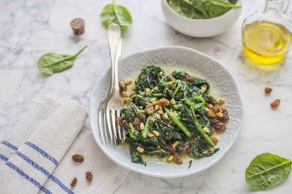 Ricetta Spinaci In Padella Con Uvetta E Pinoli Agrodolce