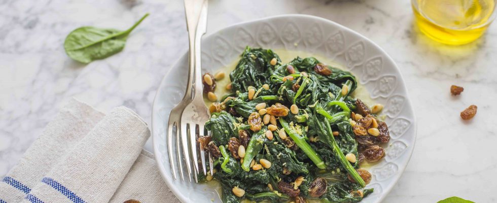 Ricetta Spinaci in padella con uvetta e pinoli | Agrodolce