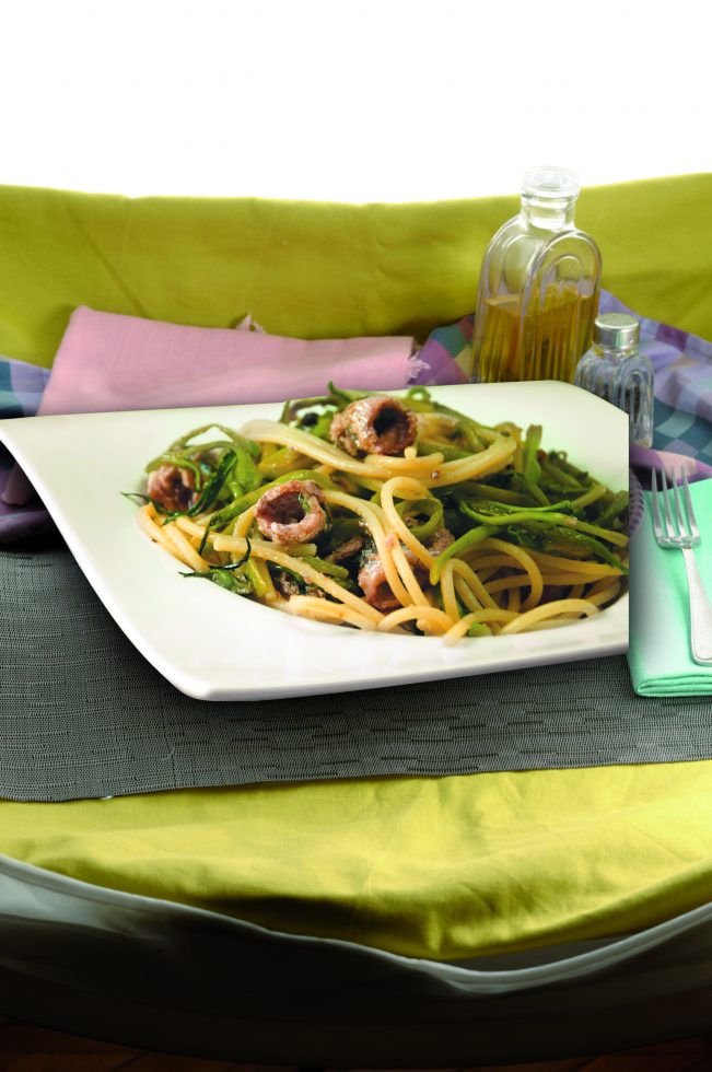 Ricetta Spaghetti Puntarelle E Alici Fresche Primo Piatto Di Mare Agrodolce