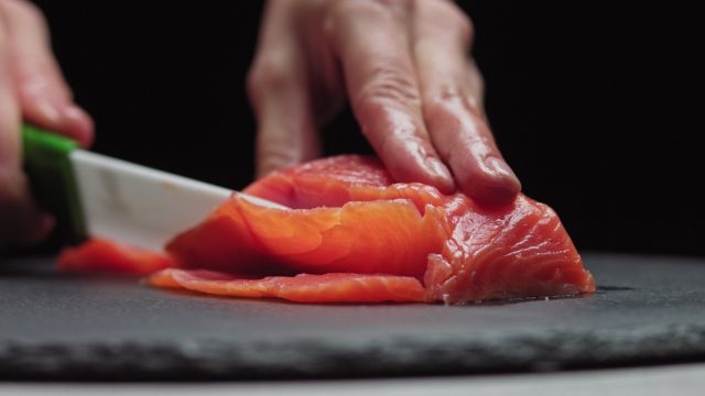 tagliare il salmone