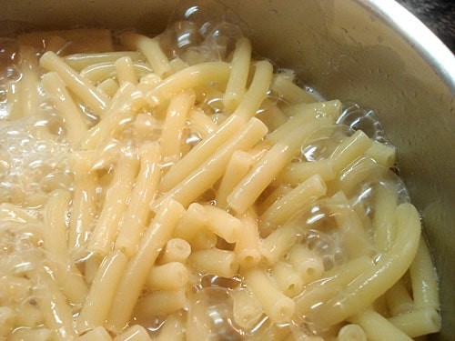 pasta nella pentola per la cottura passiva