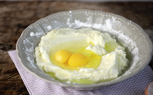 uova e formaggio nel piatto