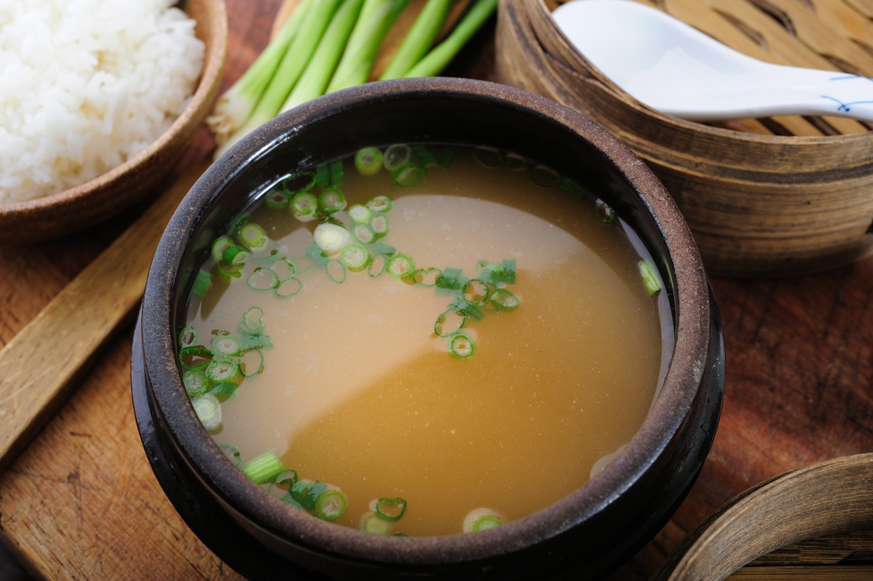 zuppa di miso in ciotola