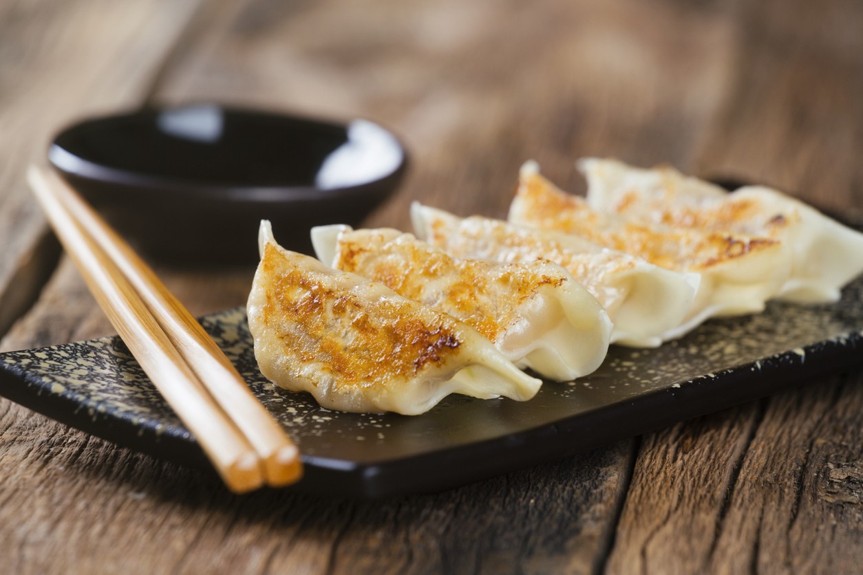 gyoza con bacchette