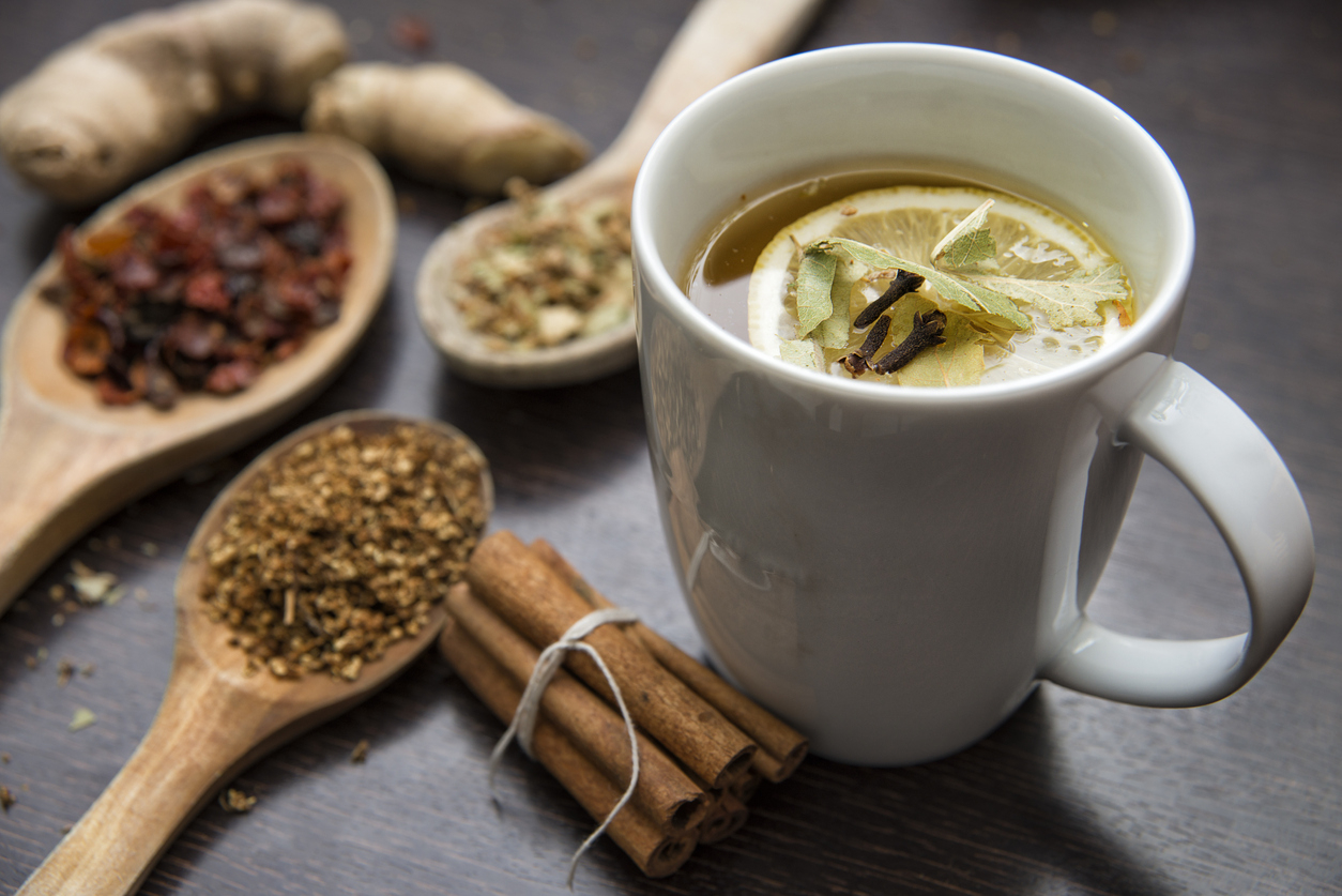 tisana di erbe con limone e cannella